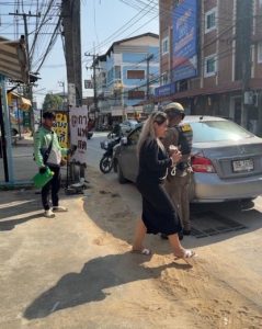 พบเจ้าของรถยืนรออยู่ และแจ้งว่า รถน้ำมันหมด จึงได้ประสาน แกร็บ(Grab) ให้ไปชื้อน้ำมันให้