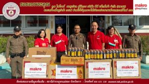 คุณ ไพโรจน์ ธนศุภวิมล ผู้จัดการ บริษัท ซีพี แอ็กซ์ตร้า จำกัด (มหาชน) สาขา 73 แม่สอด มอบเครื่องดื่มชูกำลัง กาแฟ สำหรับไว้จุดตรวจใช้บริการประชาชนห้วงเทศกาลปีใหม่ 2568