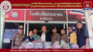 คุณ ปณิธิ ระวังนาม กต.ตร.ภ.จว.ตาก คุณ บรรพต ก่อเกียรติเจริญ กต.ตร.สภ.แม่สอด คุณ บุญชัย กิจถาวรสกุล กต.ตร.สภ.แม่สอด ที่ได้มอบหมวกนิรภัยในช่วงเทศกาลปีใหม่ 68